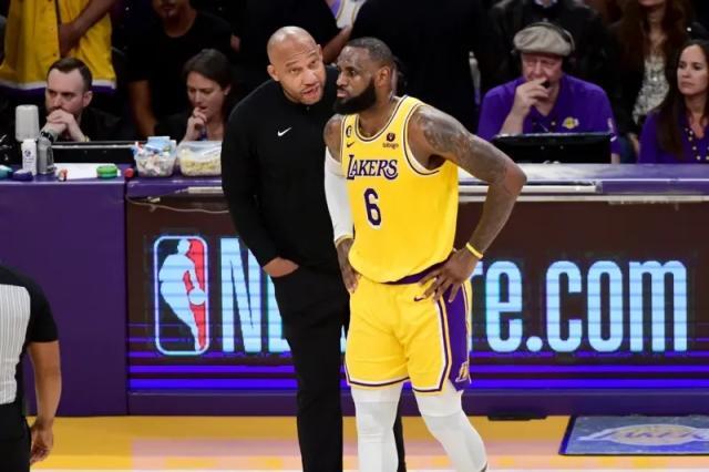 中国足彩网-防守瘫痪篮板被爆！詹眉时间拉满湖人季初隐患重重