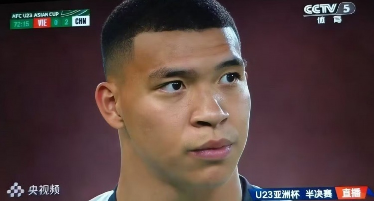 中国足彩网比分直播-今日趣图:你还真别说🤓把王钰栋头发遮住,真变成姆巴佩了