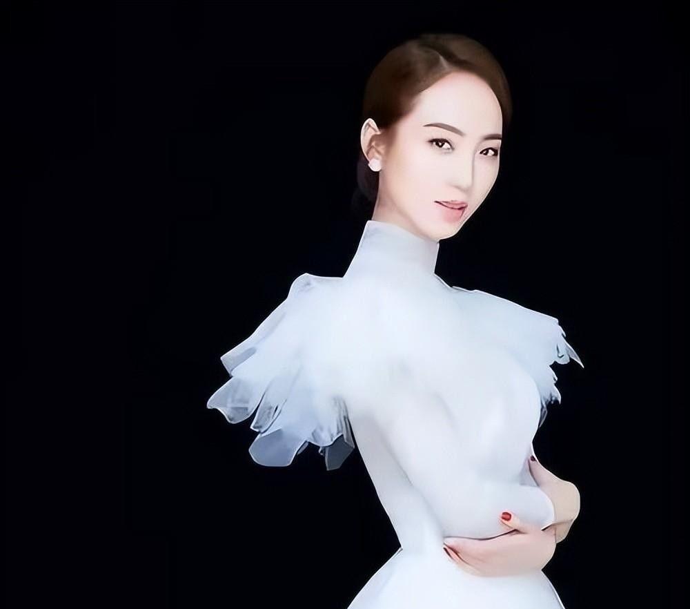 许家印被捕倒台后,恒大歌舞团长白珊珊,居然嫁给了这个男人