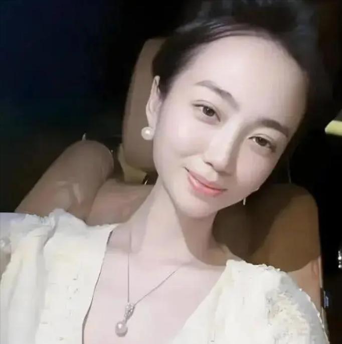 许家印被捕倒台后,恒大歌舞团长白珊珊,居然嫁给了这个男人