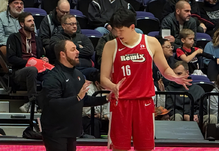 中国足彩网比分直播-杨瀚森下放后状态起伏 混音队122-129不敌南湾湖人遭遇3连败|南湾湖人队|发展联盟|史密斯|库克|波特兰开拓者队_新浪体育_新浪新闻