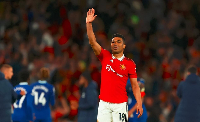 中国足彩网比分直播-泪目名场面！卡塞米罗妻子被球迷挽留哭红眼，温情告别曼联|皇家马德里|梅努|离队|赛季|合同_新浪体育_新浪新闻